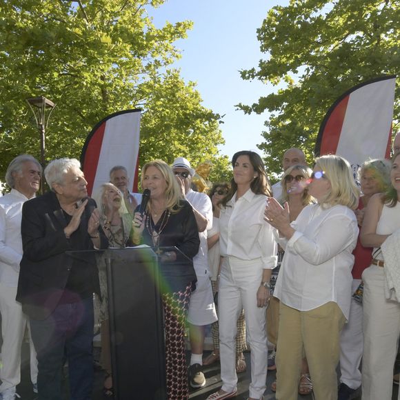 Exclusif - Enrico Macias, Sylvie Siri, maire de Saint-Tropez, Caroline Barclay - Personnalités à l'exposition photographique de Paris Match "Eddie Barclay — Saint-Tropez, le sens de la fête !" place Blanqui à Saint-Tropez le 11 juillet 2025.

© Sophie Louvet / Nice Matin / Bestimage