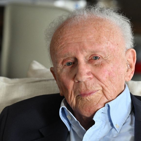 Philippe Bouvard, journaliste français, écrivain, homme de radio et de télévision, à son domicile, en interview télé avec le journaliste producteur Cyril Viguier à Cannes, le 27 février 2025. 
© Bruno Bebert/Bestimage