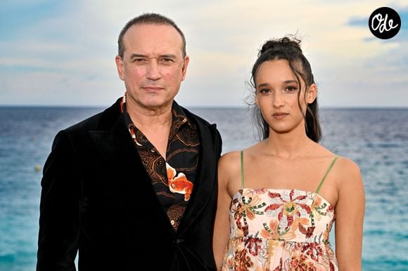 Vincent Perez lui a conseillé de ne pas oublier de s’amuser, tout en préparant sérieusement son travail.

Vincent Perez et sa fille Tess - Photocall du film "Un jeu dangereux" lors de la 8ème édition du Festival Cinéroman à Nice le 29 Septembre 2026. © Jacovides-Bebert/Bestimage