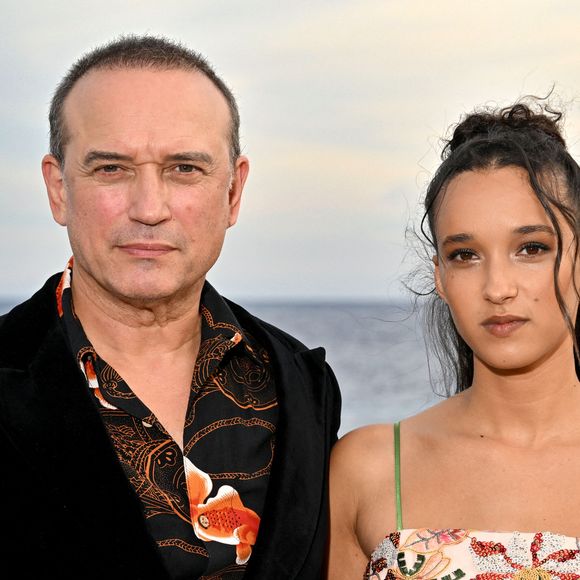 Vincent Perez lui a conseillé de ne pas oublier de s’amuser, tout en préparant sérieusement son travail.

Vincent Perez et sa fille Tess - Photocall du film "Un jeu dangereux" lors de la 8ème édition du Festival Cinéroman à Nice le 29 Septembre 2026. © Jacovides-Bebert/Bestimage