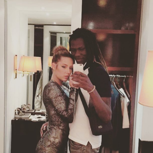 Il est également connu pour avoir été le compagnon de l’actrice Adèle Exarchopoulos, avec qui il a eu un fils en 2017.

Doums pose avec Adèle Exarchopoulos. Instagram