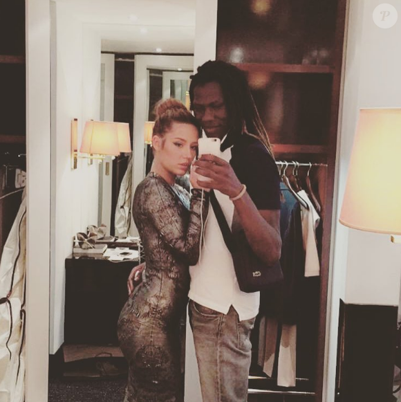Il est également connu pour avoir été le compagnon de l’actrice Adèle Exarchopoulos, avec qui il a eu un fils en 2017.

Doums pose avec Adèle Exarchopoulos. Instagram