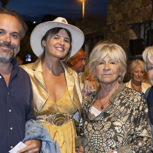 Exclusif - Romain Sardou et sa compagne Kym Thiriot, Marie-France Mignal et une amie - Personnalités à la représentation de la pièce de théâtre "Glenn, naissance d'un prodige" lors du Festival de Ramatuelle. Le 7 août 2023
© Cyril Bruneau / Festival de Ramatuelle / Bestimage