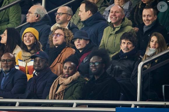 Jenaye Noah et son frère Joalukas Noah, Raphaël Quenard, Arnaud Tsamere et sa compagne - Célébrités dans les tribunes lors du match de Ligue 1 McDonald's opposant le Paris Saint-Germain (PSG) à l'Olympique de Marseille (OM) - (3-1) au Parc des Princes à Paris le 16 mars 2025. © Cyril Moreau/Bestimage