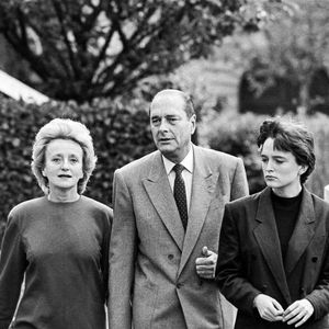 Le Premier ministre français, Jacques Chirac, le dernier week-end avant les élections présidentielles françaises. Le principal candidat se détend avec sa femme Bernadette et sa fille Claude (25 ans) dans les jardins de leur résidence privée à l'Hôtel de Ville, Paris, France, le 1er mai 1988. Photo by Stephen Markeson /News Licensing/ABACAPRESS.COM