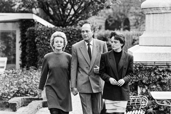 Le Premier ministre français, Jacques Chirac, le dernier week-end avant les élections présidentielles françaises. Le principal candidat se détend avec sa femme Bernadette et sa fille Claude (25 ans) dans les jardins de leur résidence privée à l'Hôtel de Ville, Paris, France, le 1er mai 1988. Photo by Stephen Markeson /News Licensing/ABACAPRESS.COM
