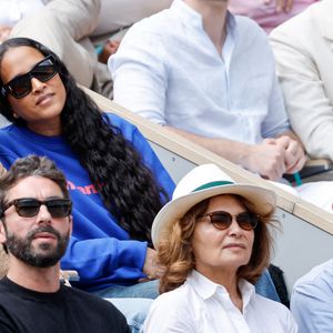 Des déclarations rares, surtout pour Elisabeth Tran-Bouleau qui préfère rester dans l'ombre. Cette dernière a toutefois déjà été aperçue aux côtés de son mari, dans les tribunes de Roland Garros ou encore lors d'événements importants.

Pharrell Williams et sa femme Helen Lasichanh, Camille Cottin et son compagnon Benjamin Mahon et Gilles Bouleau et sa femme Élisabeth Tran-Bouleau en tribunes lors de la finale messieurs des Internationaux de France de Tennis de Roland Garros 2025 (jour 15), à Paris, France, le 8 juin 2025. © Cyril Moreau/Bestimage