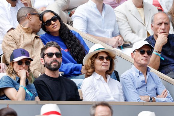 Des déclarations rares, surtout pour Elisabeth Tran-Bouleau qui préfère rester dans l'ombre. Cette dernière a toutefois déjà été aperçue aux côtés de son mari, dans les tribunes de Roland Garros ou encore lors d'événements importants.

Pharrell Williams et sa femme Helen Lasichanh, Camille Cottin et son compagnon Benjamin Mahon et Gilles Bouleau et sa femme Élisabeth Tran-Bouleau en tribunes lors de la finale messieurs des Internationaux de France de Tennis de Roland Garros 2025 (jour 15), à Paris, France, le 8 juin 2025. © Cyril Moreau/Bestimage