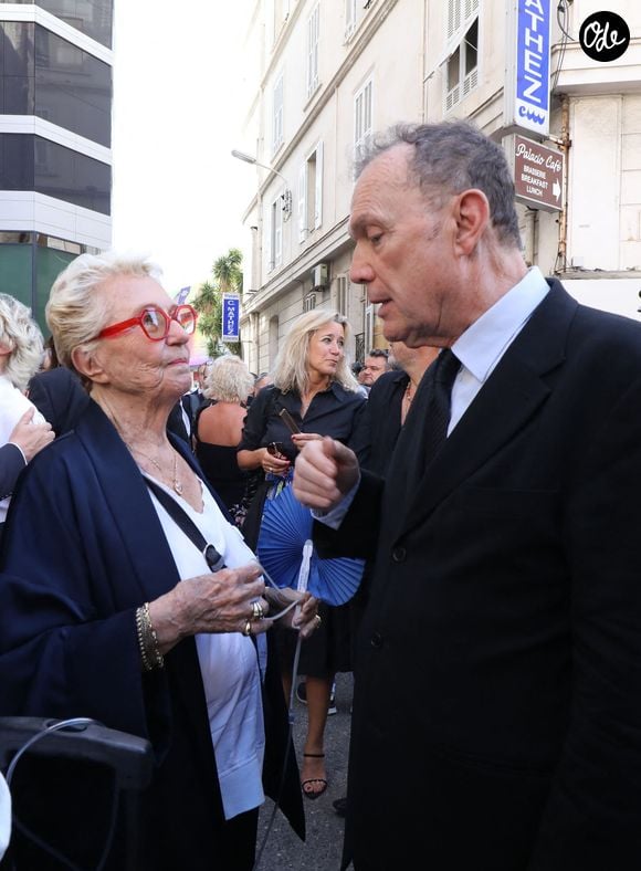 Kulien Lepers et Colette Sauvage (femme de P. Bouvard) - Sorties des obsèques de Philippe Bouvard en l'église Notre-Dame de Bon Voyage à Cannes le 31 août 2026.
© Franz Chavaroche-Denis Guignebourg / Bestimage