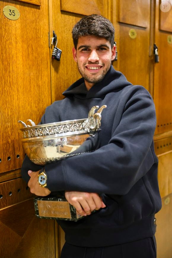 L'espagnol Carlos Alcaraz avec la Coupe des Mousquetaires dans les vestiaires après sa victoire en Finale Simple Messieurs des internationaux de France de Tennis de Roland Garros 2025 (Jour 15), à Paris, France, le 8 juin 2025. © Clement Mahoudeau/FFT via Bestimage