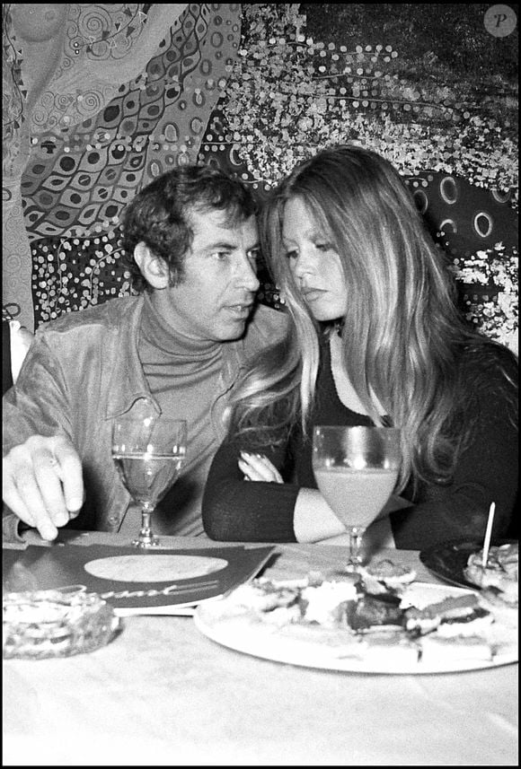 Il est question bien entendu de son histoire avec Brigitte Bardot 

Archives - Brigitte Bardot et Roger Vadim
Bestimage