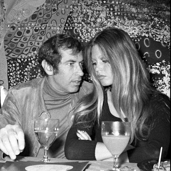 Il est question bien entendu de son histoire avec Brigitte Bardot 

Archives - Brigitte Bardot et Roger Vadim
Bestimage