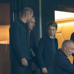 Le prince William, prince de Galles, et son fils, le prince George de Galles, assistent au match aller du quart de finale de Ligue des champions entre le PSG et Aston Villa (3-1) au Parc des Princes à Paris le 9 avril 2025. © Cyril Moreau/Bestimage