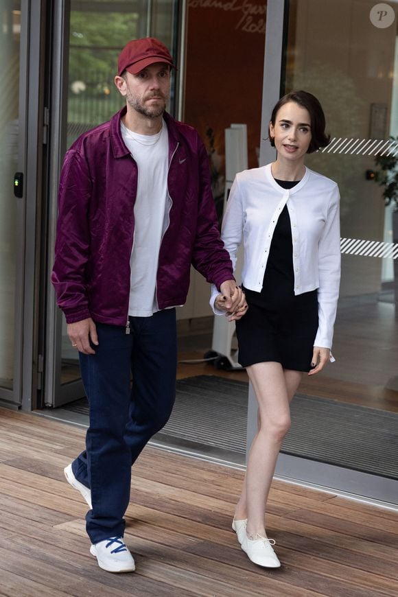 Lily Collins et Charlie McDowell étaient également présents.
Lily Collins avec son mari Charlie McDowell au photocall du village lors des Internationaux de France de Tennis de Roland Garros 2026, à Paris, France, le 1er juin 2026. © Jacovides-Moreau/Bestimage