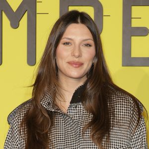 Loin des clichés d'Instagram, elle a tenu à montrer très vite la réalité de son post-partum en maillot de bain.

Camille Cerf - Première du film "Jumpers (Hoppers)" au cinéma Le Grand Rex à Paris le 26 février 2026 à Paris.
© Coadic Guirec / Bestimage