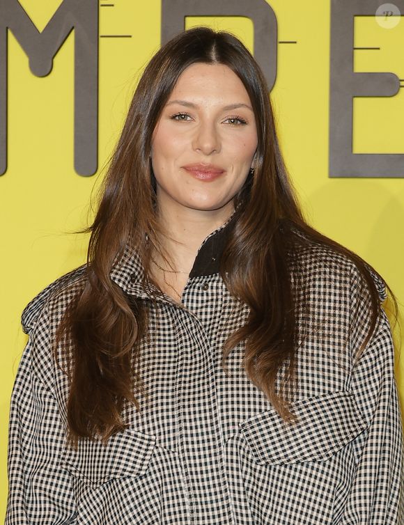 Loin des clichés d'Instagram, elle a tenu à montrer très vite la réalité de son post-partum en maillot de bain.

Camille Cerf - Première du film "Jumpers (Hoppers)" au cinéma Le Grand Rex à Paris le 26 février 2026 à Paris.
© Coadic Guirec / Bestimage