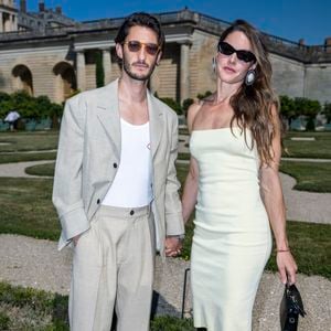 Ayant grandi dans le bush, vaste étendue désertique au cœur de l’Australie, Natasha Andrews s’est confiée au magazine "Gala" sur son enfance en pleine nature. 

Pierre Niney et Natasha Andrews au photocall du défilé Jacquemus de la mode homme Printemps/Été 2026 dans le cadre de la Fashion Week de Paris dans les jardins de l’Orangerie à Versailles, France, le 29, 2025. © Olivier Borde/Bestimage