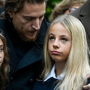Jean Sarkozy, sa fille Lola et Giulia Sarkozy - Le clan Sarkozy à la sortie du domicile de Nicolas Sarkozy domicile parisien avant son incarcération à la prison de La Santé à Paris, France, le 21 octobre 2025. © Bestimage