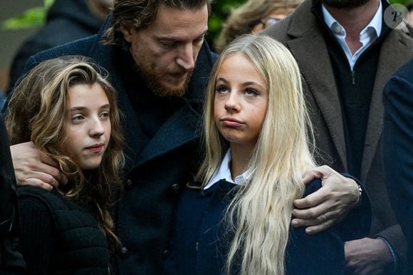 Jean Sarkozy, sa fille Lola et Giulia Sarkozy - Le clan Sarkozy à la sortie du domicile de Nicolas Sarkozy domicile parisien avant son incarcération à la prison de La Santé à Paris, France, le 21 octobre 2025. © Bestimage