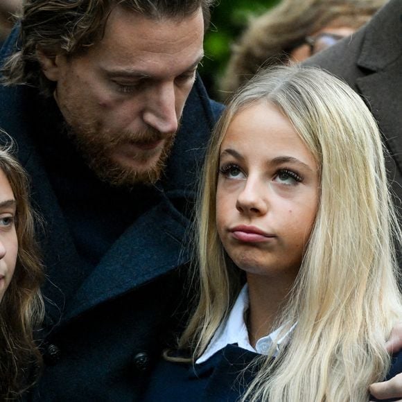 Jean Sarkozy, sa fille Lola et Giulia Sarkozy - Le clan Sarkozy à la sortie du domicile de Nicolas Sarkozy domicile parisien avant son incarcération à la prison de La Santé à Paris, France, le 21 octobre 2025. © Bestimage