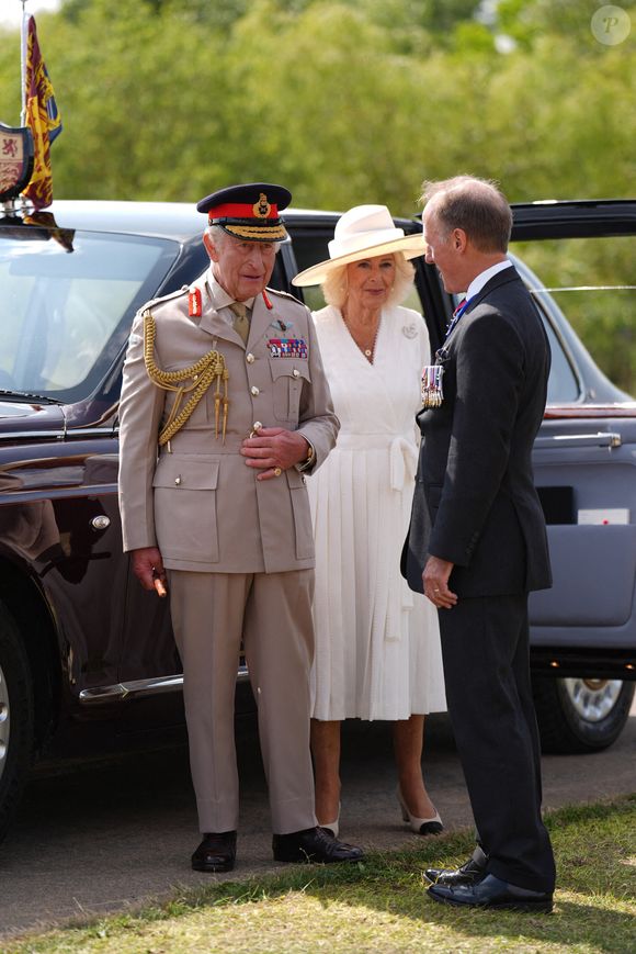 le 15 août, date qui correspond à la capitulation du Japon.

Le roi Charles III, en présence de sa femme la reine Camilla, a rendu hommage le 15 août 2025 aux soldats ayant servi en Asie et dans le Pacifique pendant la Seconde Guerre mondiale, rappelant le coût des conflits, pour le 80e anniversaire de la victoire des forces alliées sur le Japon.
©PA Wire/ABACAPRESS.COM