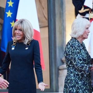 Le roi Charles III d'Angleterre, Brigitte Macron, Camilla Parker Bowles, reine consort d'Angleterre, le président Emmanuel Macron - Le président de la République et sa femme raccompagnent le roi Charles III d'Angleterre et Camilla Parker Bowles, reine consort d'Angleterre, au palais de L'Elysée à Paris, France, le 21 septembre 2023, avant de partir pour Bordeaux, où le couple royal britannique poursuivra  sa visite d'État de trois jours en France. © Jacovides / Moreau / Bestimage
