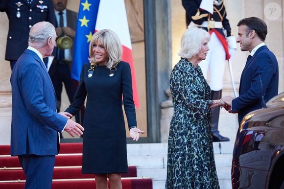 Le roi Charles III d'Angleterre, Brigitte Macron, Camilla Parker Bowles, reine consort d'Angleterre, le président Emmanuel Macron - Le président de la République et sa femme raccompagnent le roi Charles III d'Angleterre et Camilla Parker Bowles, reine consort d'Angleterre, au palais de L'Elysée à Paris, France, le 21 septembre 2023, avant de partir pour Bordeaux, où le couple royal britannique poursuivra  sa visite d'État de trois jours en France. © Jacovides / Moreau / Bestimage