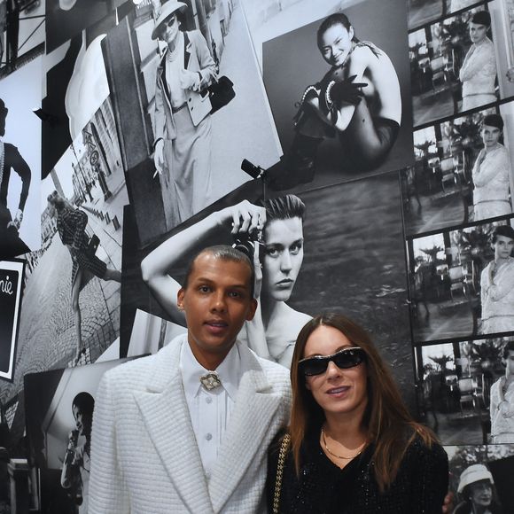 Stromae, Coralie Barbier - Photocall au défilé Chanel Collection Femme Prêt-à-porter Printemps/Eté 2023 lors de la Fashion Week de Paris (PFW), France, le 4 octobre 2022.