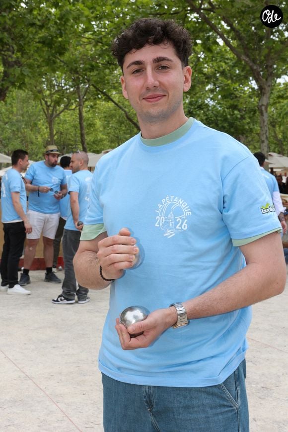 Face à 16 autres candidats, il a séduit le jury avec une recette composée notamment de rémoulade de chou-rave, de gelée de verjus, d’épeautre soufflé et d’un jaune d’œuf confit par le froid.

Les Chefs à Saint-Tropez fêtent les producteurs 2026. Hugo Riboulet, place des Lices à Saint-Tropez, le 3 mai 2026. © Jean-Marc LhomerBestimage.