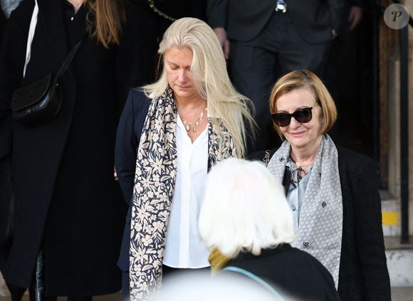 L'épouse de Daniel Bilalian, Frédérique Renimel Bilalian et la fille de Daniel Bilalian, Marguerite Bilalian lors de la cérémonie funéraire de Daniel Bilalian à l'église Saint-Pierre de Neuilly-sur-Seine, près de Paris, France, le 22 mai 2025. Photo par Raphael Lafargue/ABACAPRESS.COM
