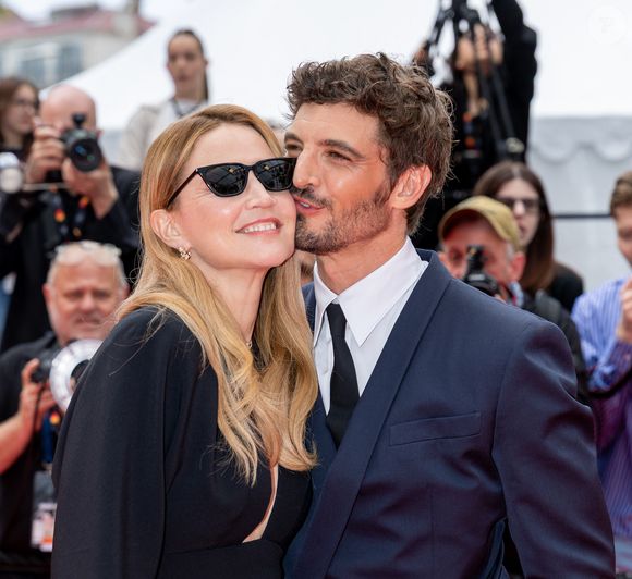 Le film L'Inconnue d'Arthur Harari a été présenté ce lundi à Cannes.

Virginie Efira et son compagnon Niels Schneider - Montée des marches du film " L'inconnue" lors du 79ème Festival International du Film de Cannes. © Jacovides-Moreau / Bestimage