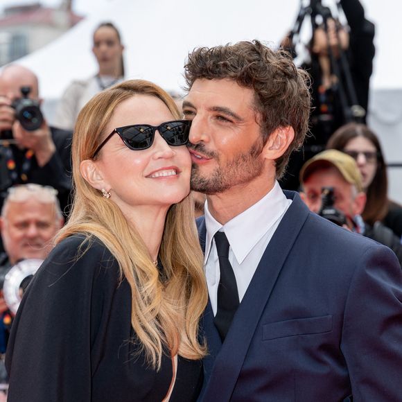 Le film L'Inconnue d'Arthur Harari a été présenté ce lundi à Cannes.

Virginie Efira et son compagnon Niels Schneider - Montée des marches du film " L'inconnue" lors du 79ème Festival International du Film de Cannes. © Jacovides-Moreau / Bestimage