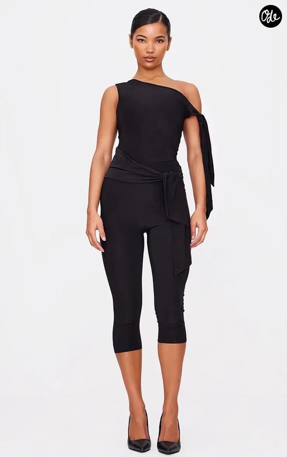 Combinaison capri en tissu soyeux double épaisseur avec détail noué - PrettyLittleThing