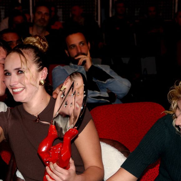 Sandor Funtek, sa compagne Chloé Jouannet, Alexandra Lamy lors de la cérémonie de clôture du 27ème Festival International du Film de Comédie de l'Alpe d'Huez, France, le 20 janvier 2024. © Dominique Jacovides/Bestimage