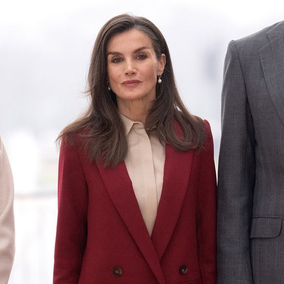 Le journal "Caras" révèle que la femme de Felipe VI souffre du "névrome de Morton"

Le roi Felipe VI et la reine Letizia d’Espagne assistent à l'inauguration du nouvel hôpital universitaire de Cuenca.