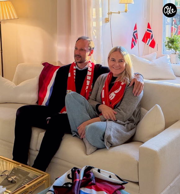On la découvre tout sourire aux côtés de son mari, preuve que la greffe a bien pris et que la santé est telle qu'elle a pu suivre les célébrations !

Le prince Haakon et Mette-Marit de Norvège