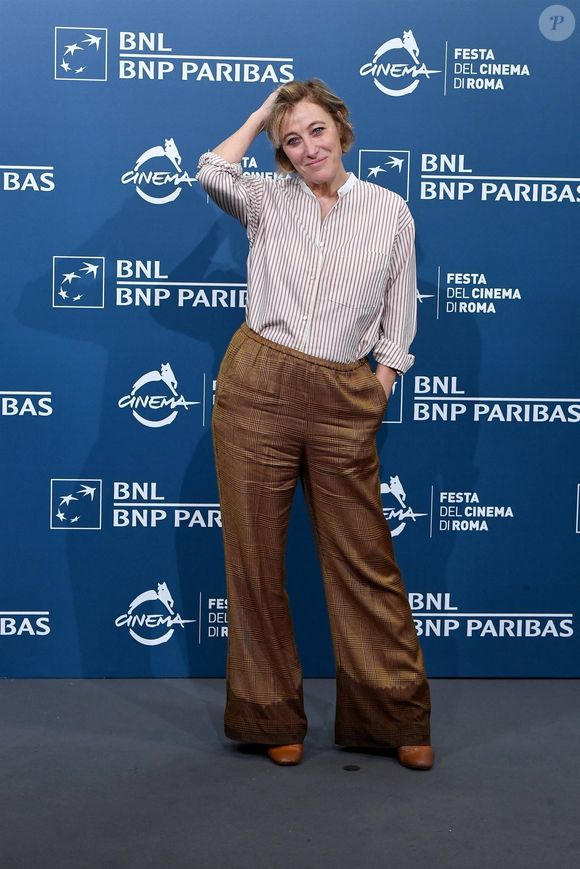 Valeria Bruni-Tedeschi au photocall du "Roma Cinema Fest" à Rome, le 19 octobre 2024.

Photo : Backgrid UK / Bestimage