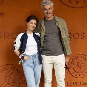 Alice Dufour et François Vincentelli au village lors des Internationaux de France de Tennis de Roland Garros 2025, à Paris, France, le 7 juin 2025. © Cyril Moreau/Bestimage