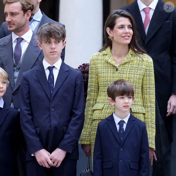 Pourtant, elle nuance sa réponse quand on lui demande si c'est le cas pour ses fils également. 

Pierre Casiraghi, Charlotte Casiraghi et ses enfants Raphaël Elmaleh, Balthazar Rassam - La famille princière monégasque dans la cour d'honneur du palais lors de la fête nationale à Monaco. © Dominique Jacovides - Bruno Bebert / Bestimage