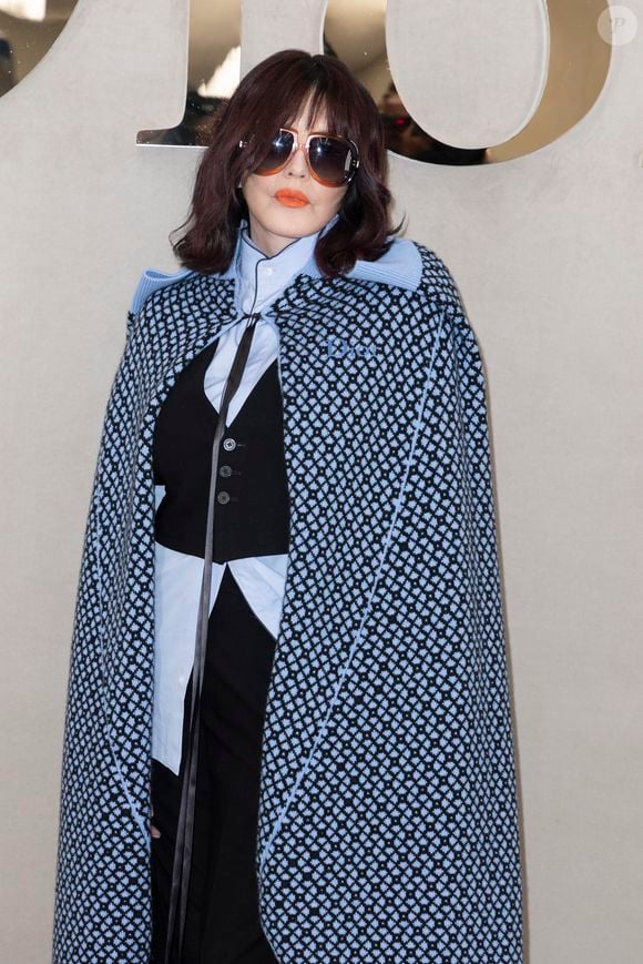 Isabelle Adjani, Laure Calamy, Isabelle Carré, Sophie Guillemin et Emmanuelle Béart figurent parmi les interprètes.

Isabelle Adjani au photocall au défilé Christian Dior Collection Femme Prêt-à-Porter Printemps/Eté 2026 lors de la Fashion Week de Paris (PFW), dans le Jardin des Tuileries, à Paris, France, le 1er octobre 2025.

© Olivier Borde/Bestimage