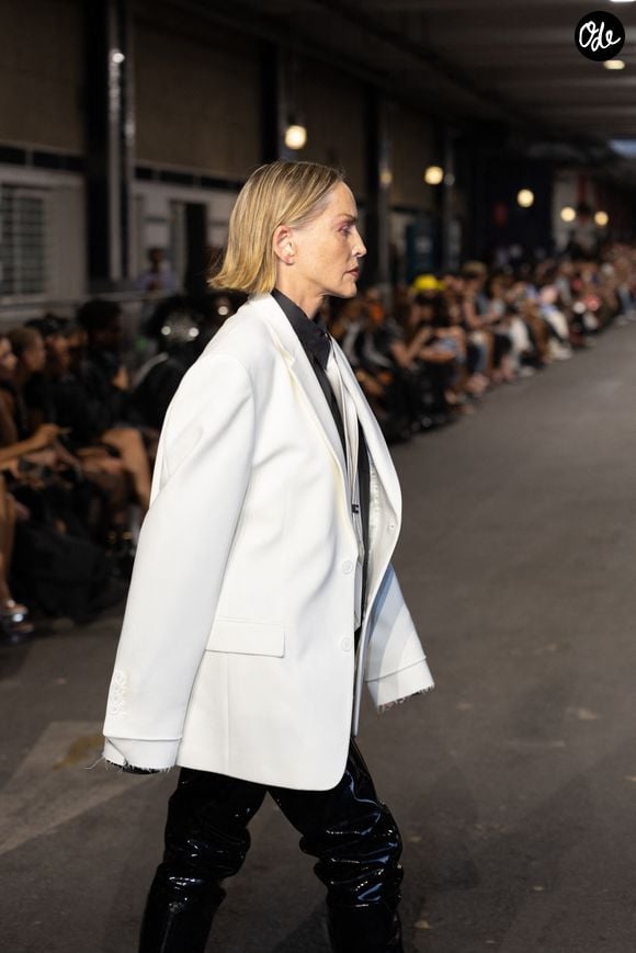 Sharon Stone défile pour Vêtements "Collection Homme Prêt-à-Porter Printemps/Eté 2027" lors de la Fashion Week de Paris (PFW) le 26 juin 2026.
© Florian Lavielle/Bestimage