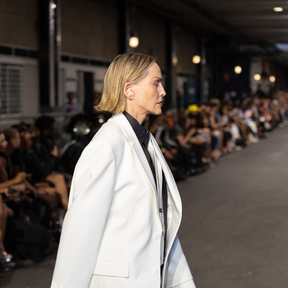 Sharon Stone défile pour Vêtements "Collection Homme Prêt-à-Porter Printemps/Eté 2027" lors de la Fashion Week de Paris (PFW) le 26 juin 2026.
© Florian Lavielle/Bestimage