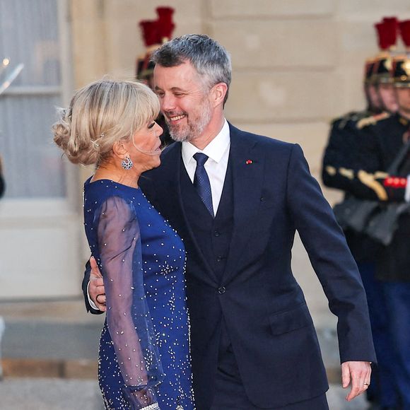 Accueil de leurs Majestés le roi Frederik et la reine Mary de Danemark par le président de la République française Emmanuel Macron et de sa femme la Première Dame française Brigitte Macron pour le dîner d’Etat, dans la cour d'Honneur du palais présidentiel de l’Elysée, à Paris, France, le 31 mars 2025, pour une visite d'État de trois jours. © Cyril Moreau/Bestimage