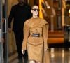 À l’occasion de sa résidence parisienne, la chanteuse a multiplié les silhouettes audacieuses, entre créations de grandes maisons et accessoires soigneusement choisis. 

Céline Dion aperçue à la sortie de l’hôtel Royal Monceau, en direction de la Plenitude Arena, pour son avant-dernière date de sa série de concert dans la capitale française, à Paris, France, le 16 octobre 2026. © Pierre Perusseau /Bestimage