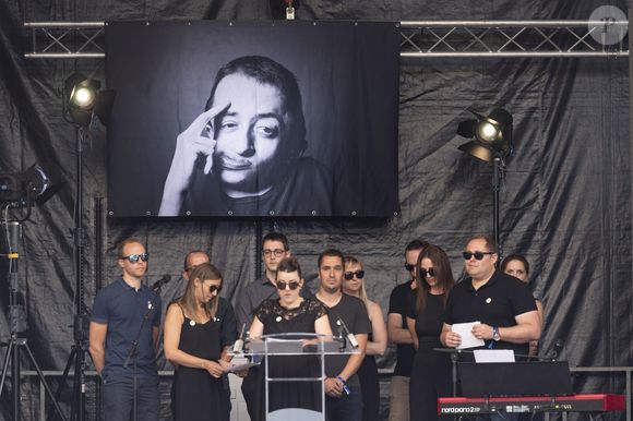 Les amis de Guillaume Bats lors de l'hommage à l'humoriste Guillaume Bats, mort à 36 ans, à Montmirail, Marne, France, le 17 juin 2023. © Pierre Perusseau/Bestimage