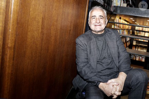 Passionné par la création, le restaurateur confie avoir fondamentalement besoin d'être entouré de beau pour nourrir son inspiration au quotidien.

Exclusif - Guy Savoy - Guy Savoy dédicace ses livres " Le geste et La manière " et " Cuisine des Écrivains du XVI siècle " à la Librairie Galignani à Paris, France, le 11 Décembre 2022. © Cédric Perrin / Bestimage