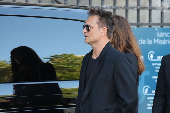 David Hallyday et sa femme Alexandra Pastor - Obsèques de Nathalie Baye en l'église Saint-Sulpice à Paris le 23 avril 2026. © Dominique Jacovides - Coadic Guirec / Bestimage