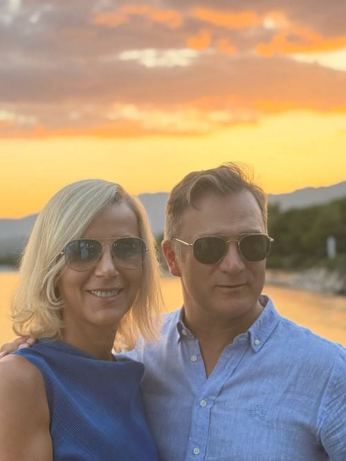 Photos de l'été de Laurence Ferrari et Renaud Capuçon : lunettes de soleil et pieds dans l'eau, ils profitent avant la rentrée
