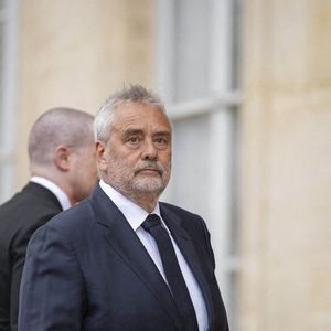 Le cinéaste français Luc Besson arrive pour assister à un dîner d'État officiel dans le cadre de la visite d'État de deux jours du président chinois en France, au palais de l'Élysée à Paris, le 6 mai 2024. Photo par Eliot Blondet/ABACAPRESS.COM