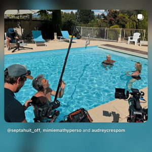 Une partie de l’entretien s’est même déroulée dans sa piscine, nécessitant un dispositif technique inhabituel.

Mimie Mathy en interview pour "Sept à Huit" avec Audrey Crespo-Mara. Capture Instagram Sept à Huit - TF1